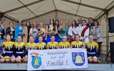 Emilia I. zur 35. Bienenkönigin inthronisiert – Festlicher Höhepunkt beim Blaufärbermarkt in Nastätten